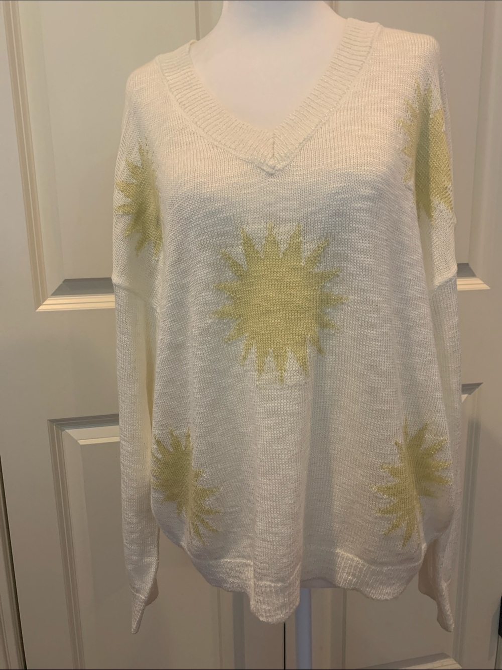 Pink Lily EUC Womens Long Sleeve‎ VNeck Sweater Medium Cream Gold Acrylic